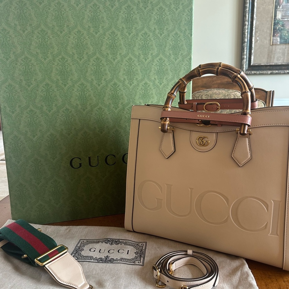 Gucci Diana Medium Cream with Embossed Branding